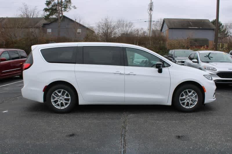 new 2025 Chrysler Pacifica car, priced at $39,425