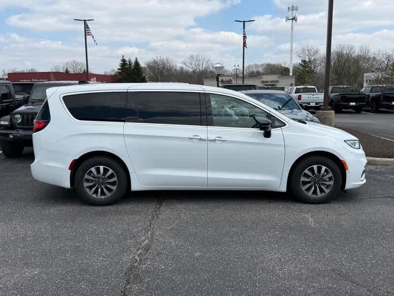 new 2025 Chrysler Pacifica Hybrid car, priced at $44,737