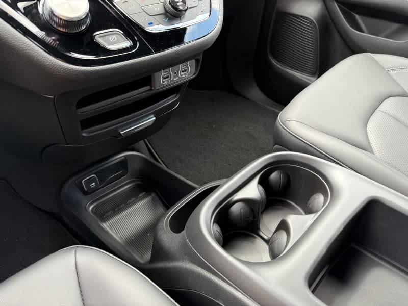 new 2025 Chrysler Pacifica Hybrid car, priced at $44,737