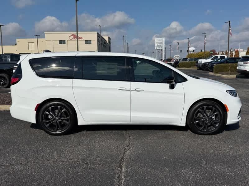 new 2026 Chrysler Pacifica car, priced at $46,166