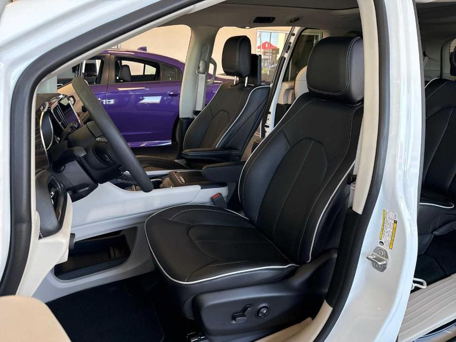 new 2024 Chrysler Pacifica car, priced at $47,860