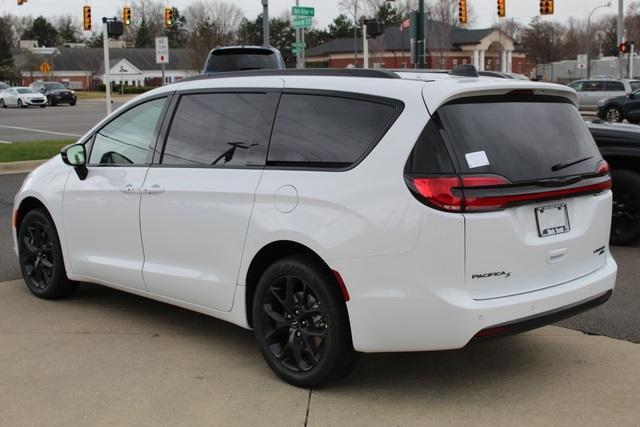 new 2024 Chrysler Pacifica car, priced at $50,124