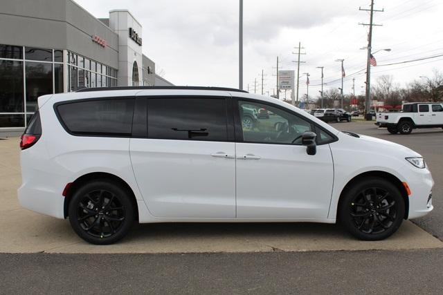 new 2024 Chrysler Pacifica car, priced at $50,124