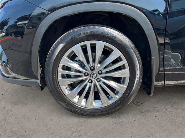 used 2024 Toyota Highlander car, priced at $52,995