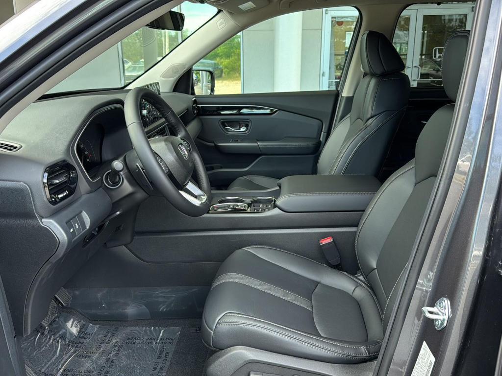 new 2025 Honda Pilot car, priced at $44,950