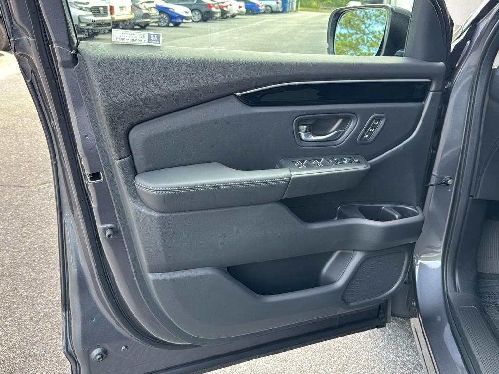 new 2025 Honda Pilot car, priced at $44,950