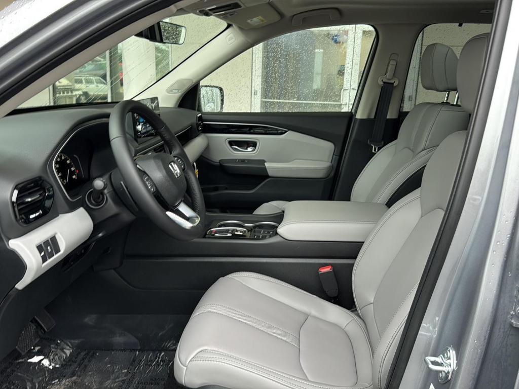 new 2025 Honda Pilot car, priced at $52,995