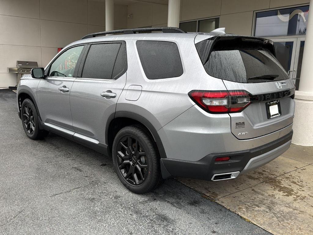 new 2025 Honda Pilot car, priced at $52,995