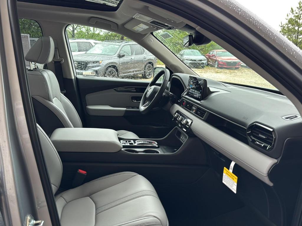 new 2025 Honda Pilot car, priced at $52,995
