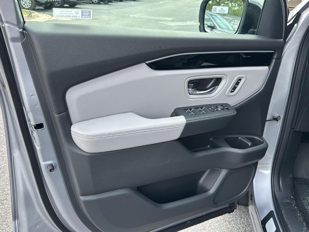new 2025 Honda Pilot car, priced at $46,430