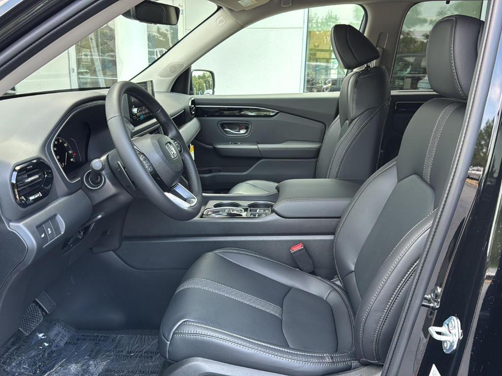 new 2025 Honda Pilot car, priced at $44,995