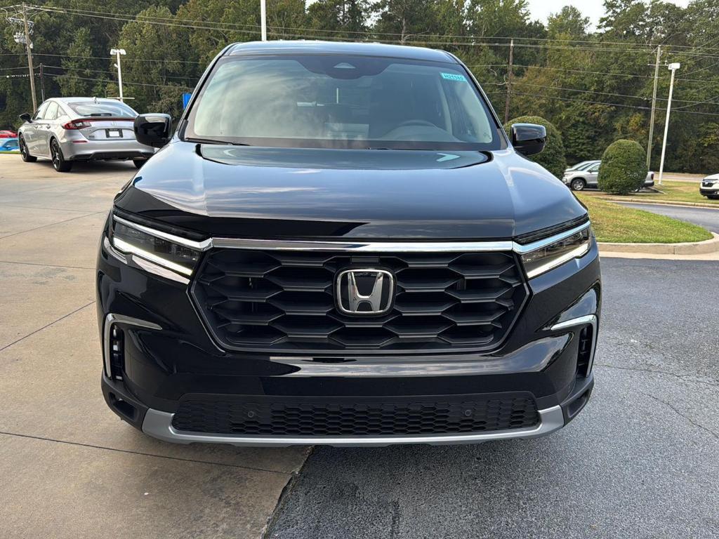 new 2025 Honda Pilot car, priced at $44,995