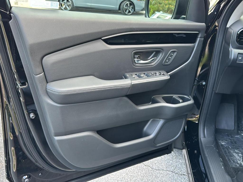 new 2025 Honda Pilot car, priced at $44,995