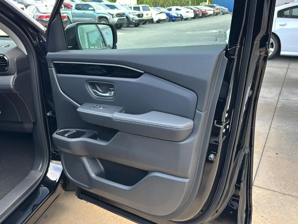 new 2025 Honda Pilot car, priced at $44,995