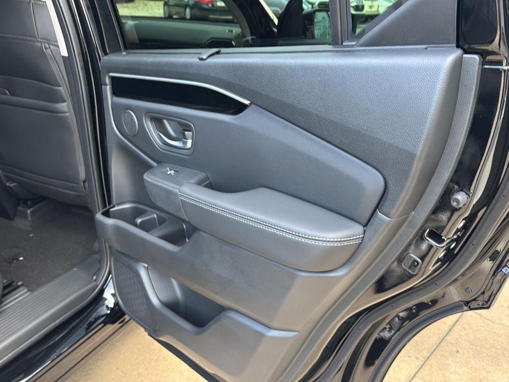new 2025 Honda Pilot car, priced at $44,995