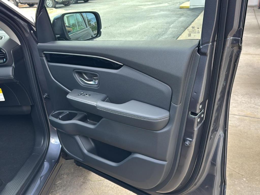 new 2025 Honda Pilot car, priced at $50,850