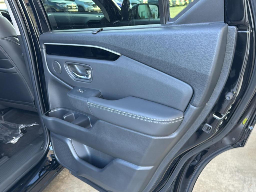 new 2025 Honda Pilot car, priced at $44,950