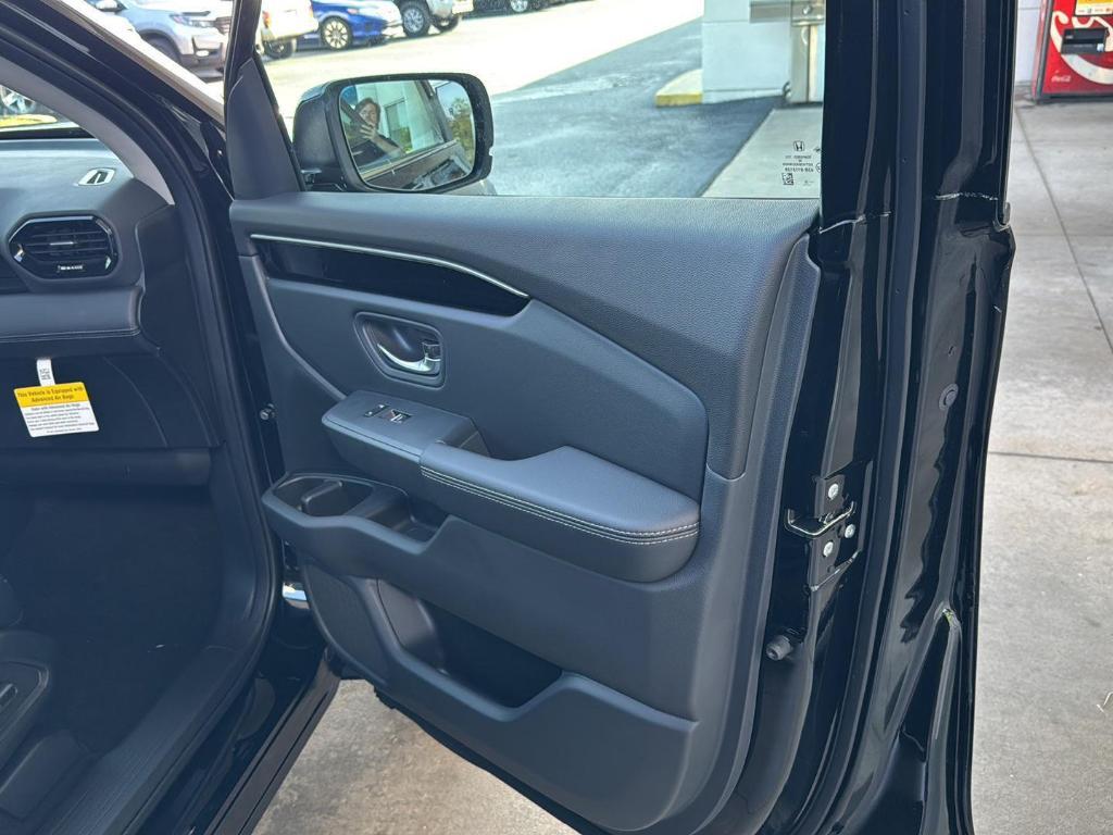 new 2025 Honda Pilot car, priced at $44,950