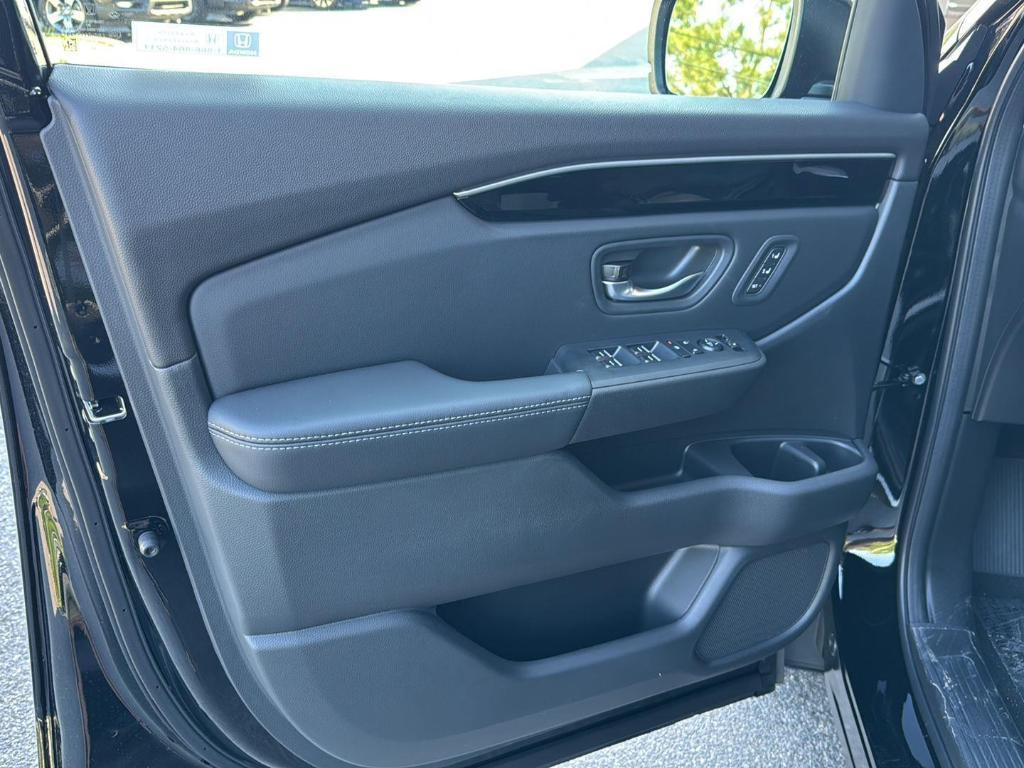 new 2025 Honda Pilot car, priced at $44,950