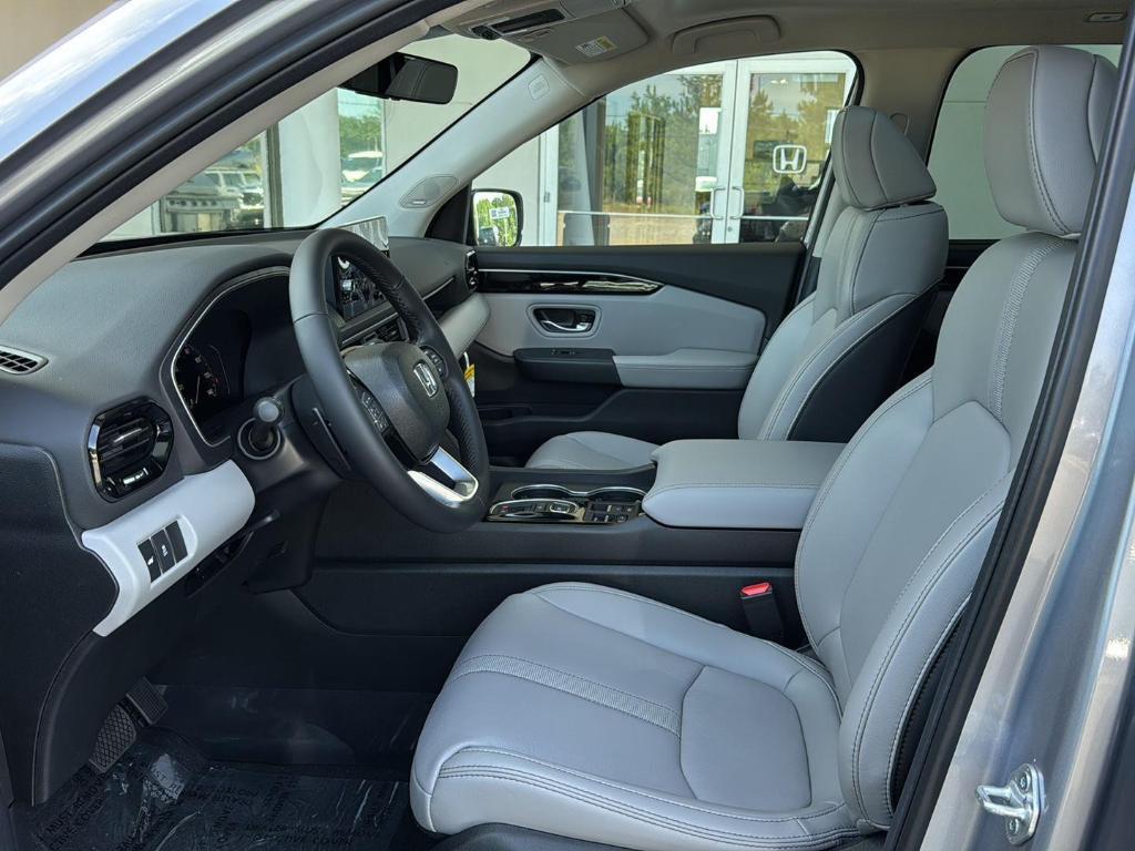 new 2025 Honda Pilot car, priced at $52,950