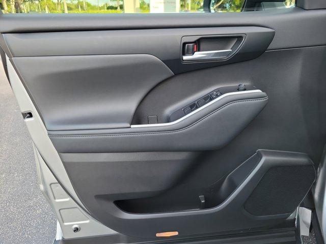 used 2022 Toyota Highlander car, priced at $33,700