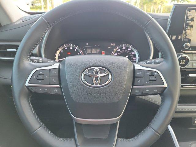 used 2022 Toyota Highlander car, priced at $33,700