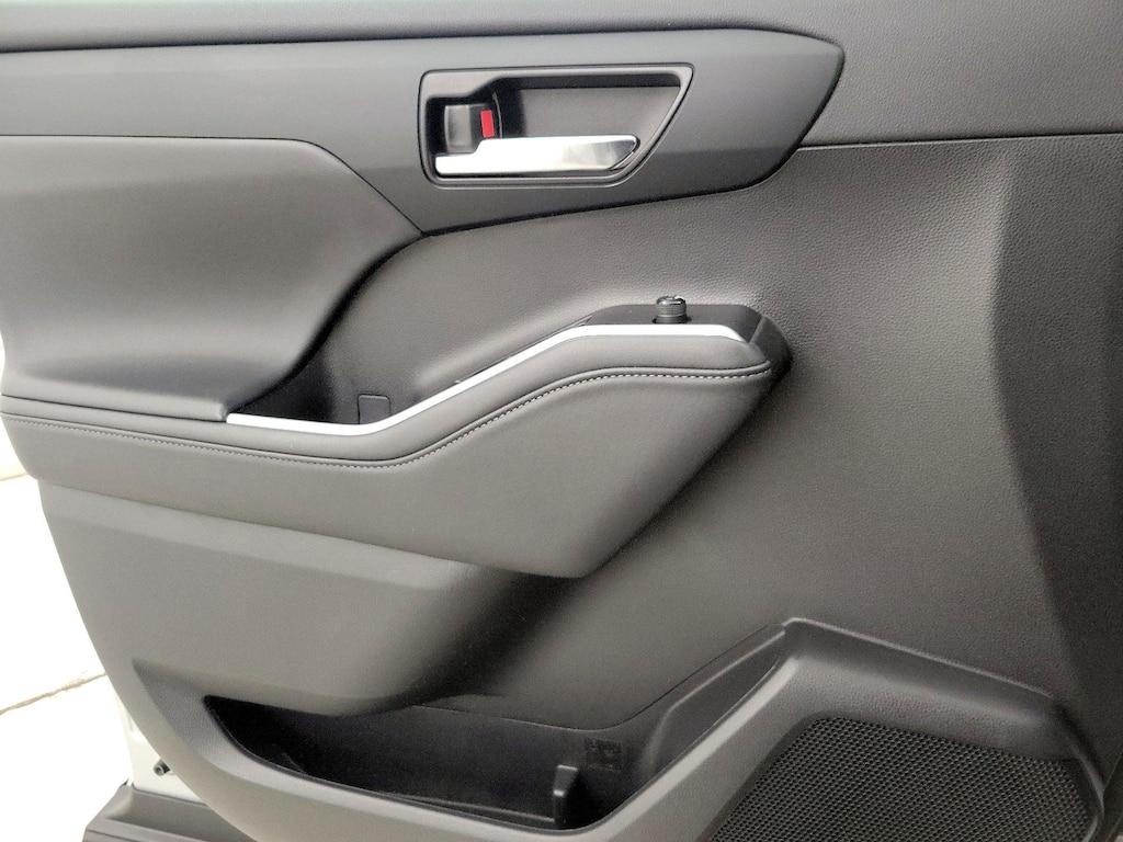 used 2022 Toyota Highlander car, priced at $40,998