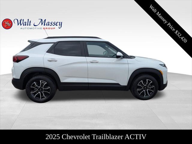 new 2025 Chevrolet TrailBlazer car, priced at $32,420