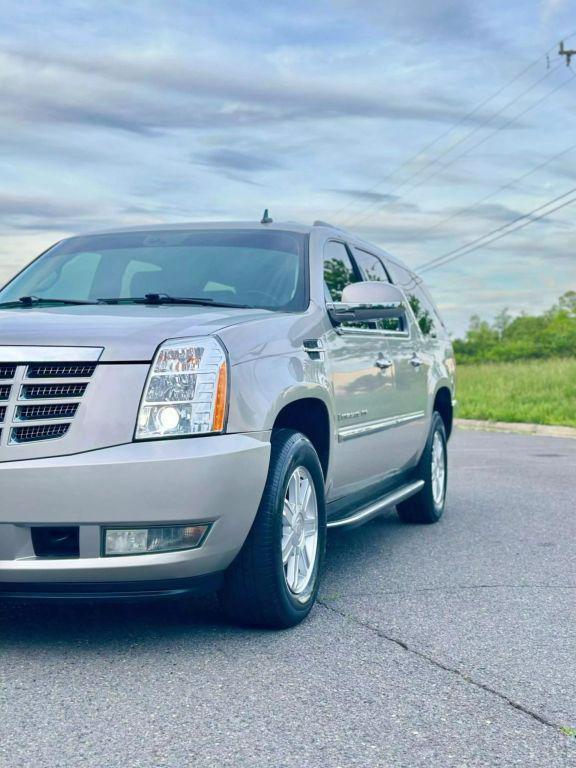 used 2008 Cadillac Escalade ESV car, priced at $13,395