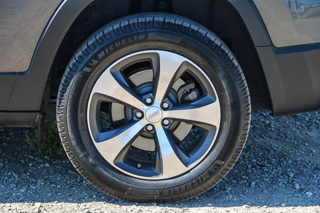 used 2019 Jeep Cherokee car, priced at $17,384
