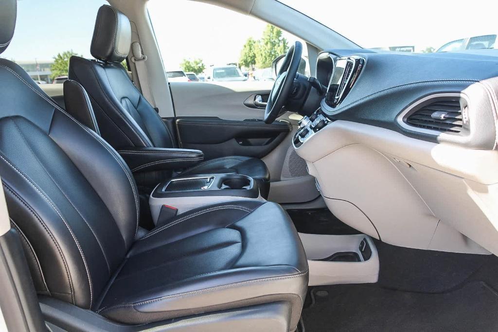 used 2023 Chrysler Pacifica Hybrid car, priced at $25,039