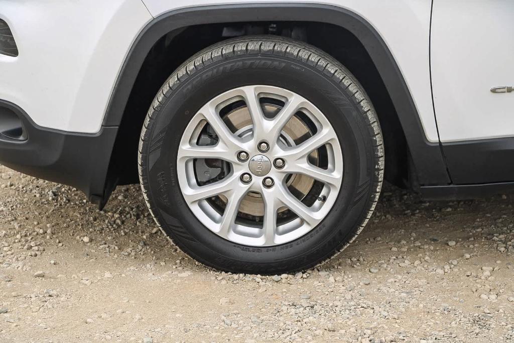 used 2018 Jeep Cherokee car, priced at $10,495