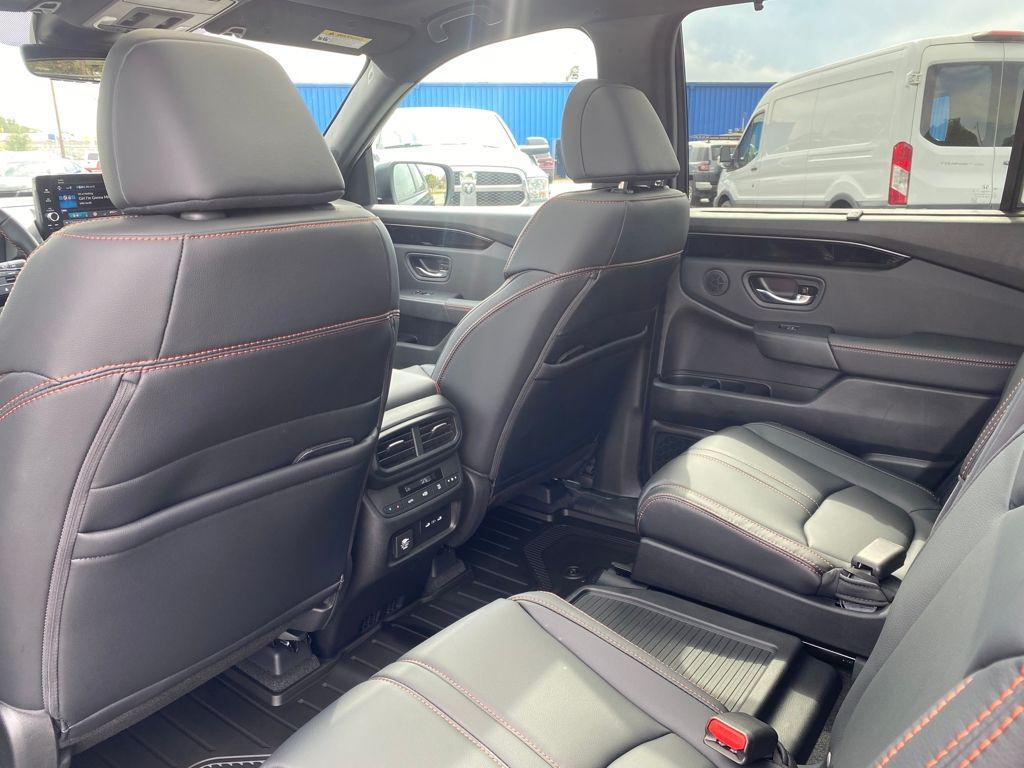 new 2025 Honda Pilot car, priced at $48,990