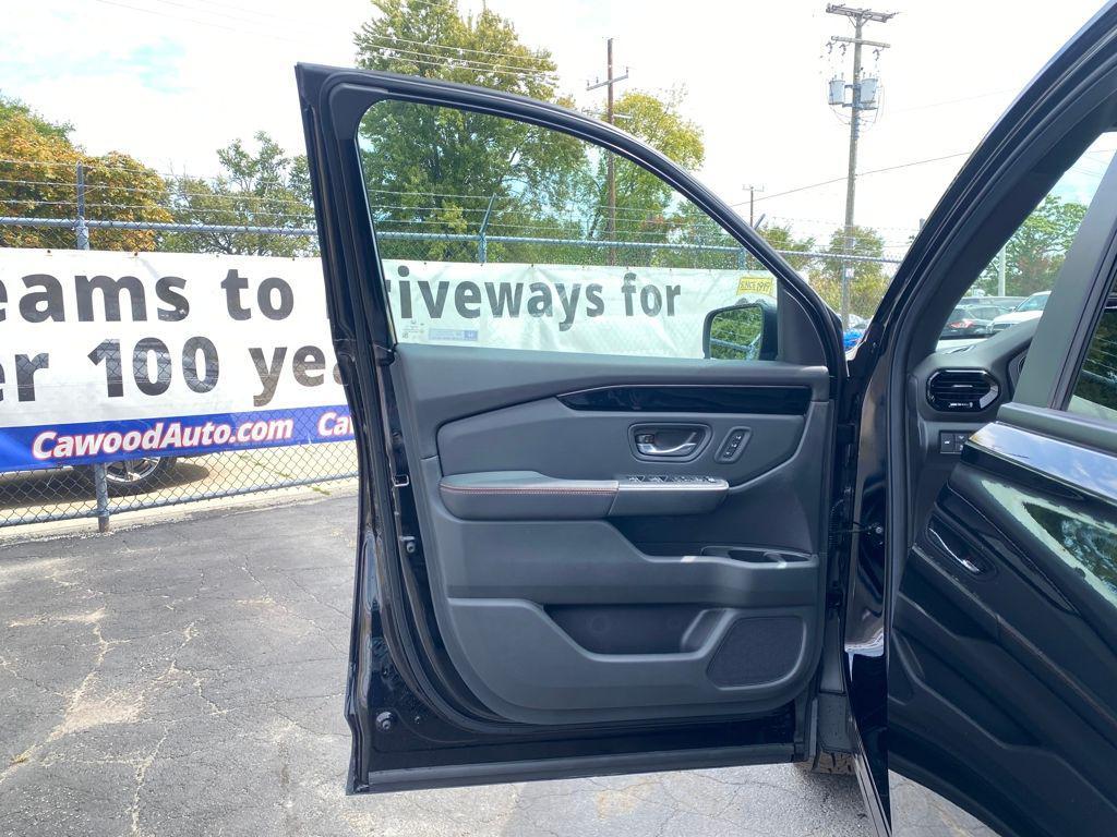 new 2025 Honda Pilot car, priced at $48,990