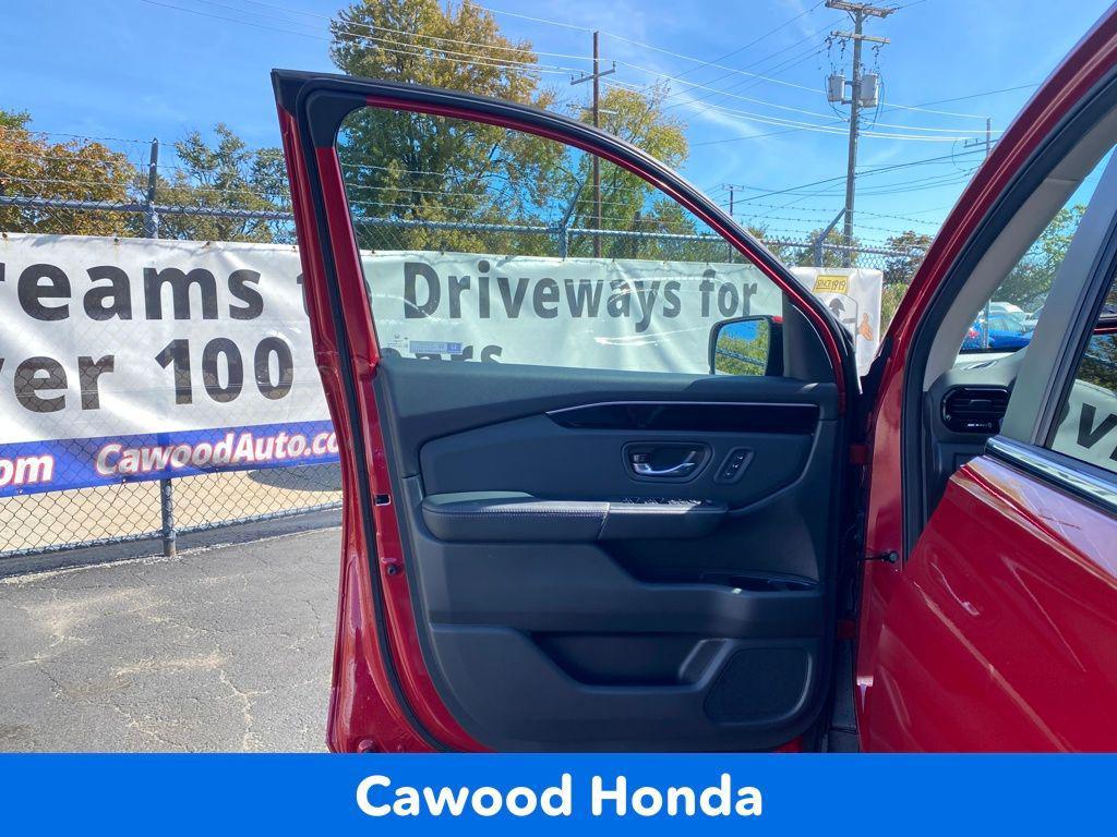 new 2025 Honda Pilot car, priced at $45,990