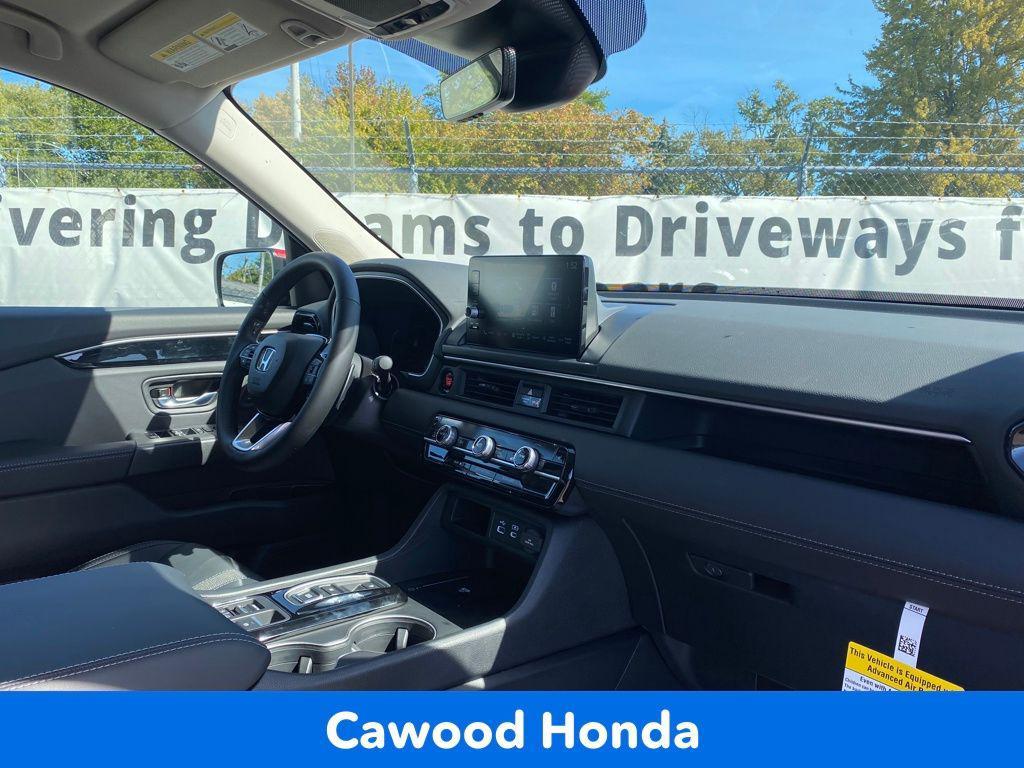 new 2025 Honda Pilot car, priced at $45,990