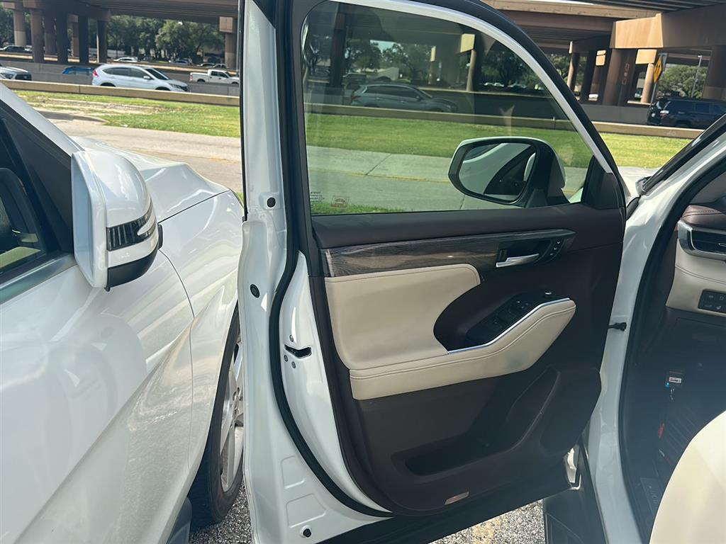 used 2020 Toyota Highlander car, priced at $24,995