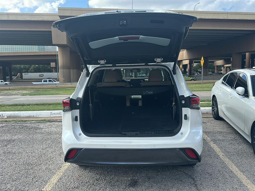 used 2020 Toyota Highlander car, priced at $24,995