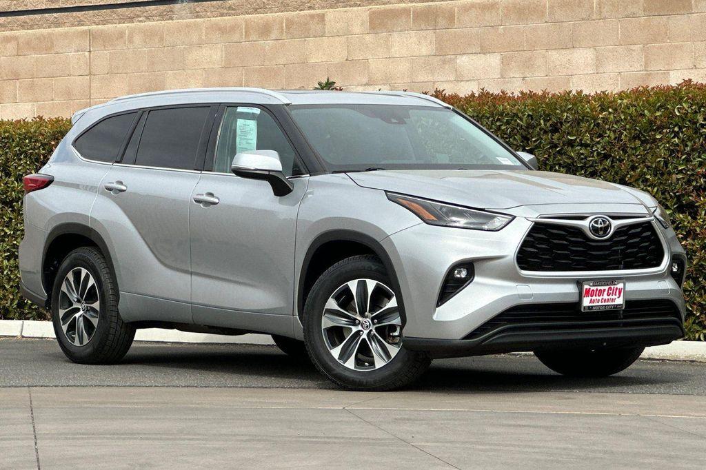 used 2022 Toyota Highlander car, priced at $34,490
