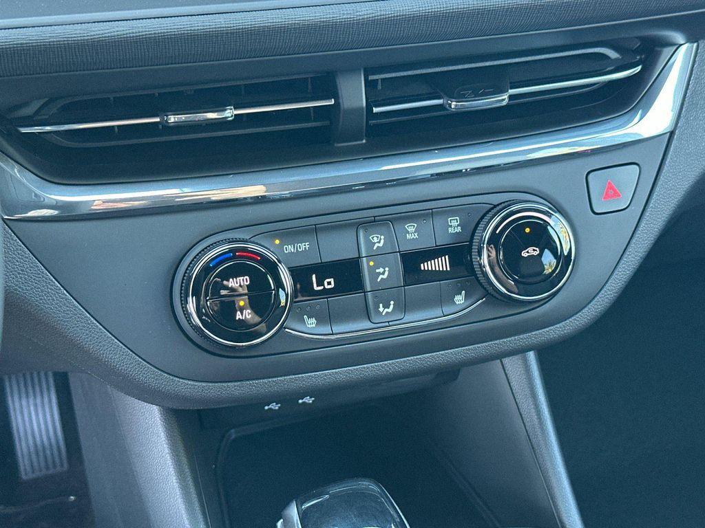 new 2025 Buick Envista car, priced at $25,696