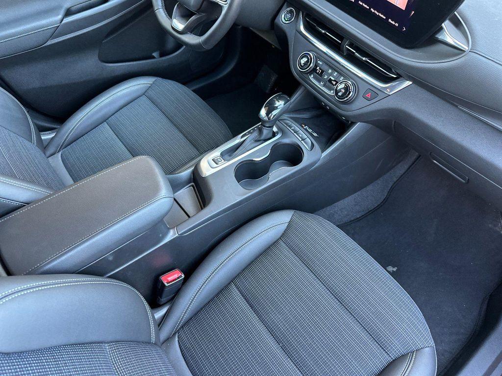 new 2025 Buick Envista car, priced at $26,140