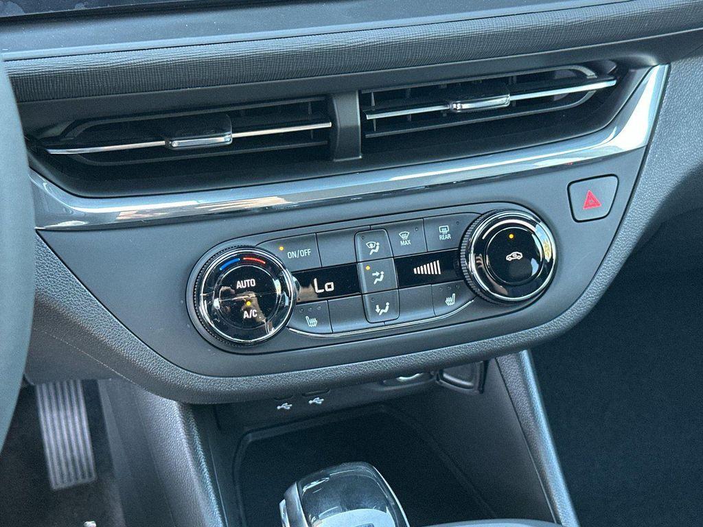 new 2025 Buick Envista car, priced at $25,696