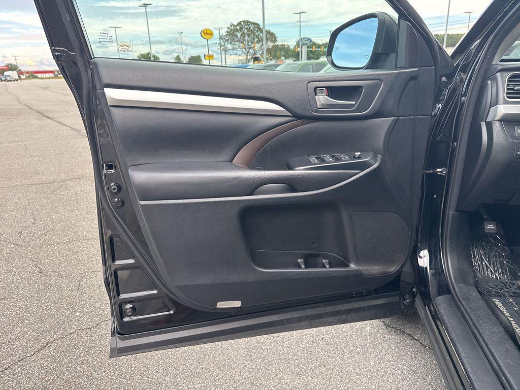 used 2018 Toyota Highlander car, priced at $26,499