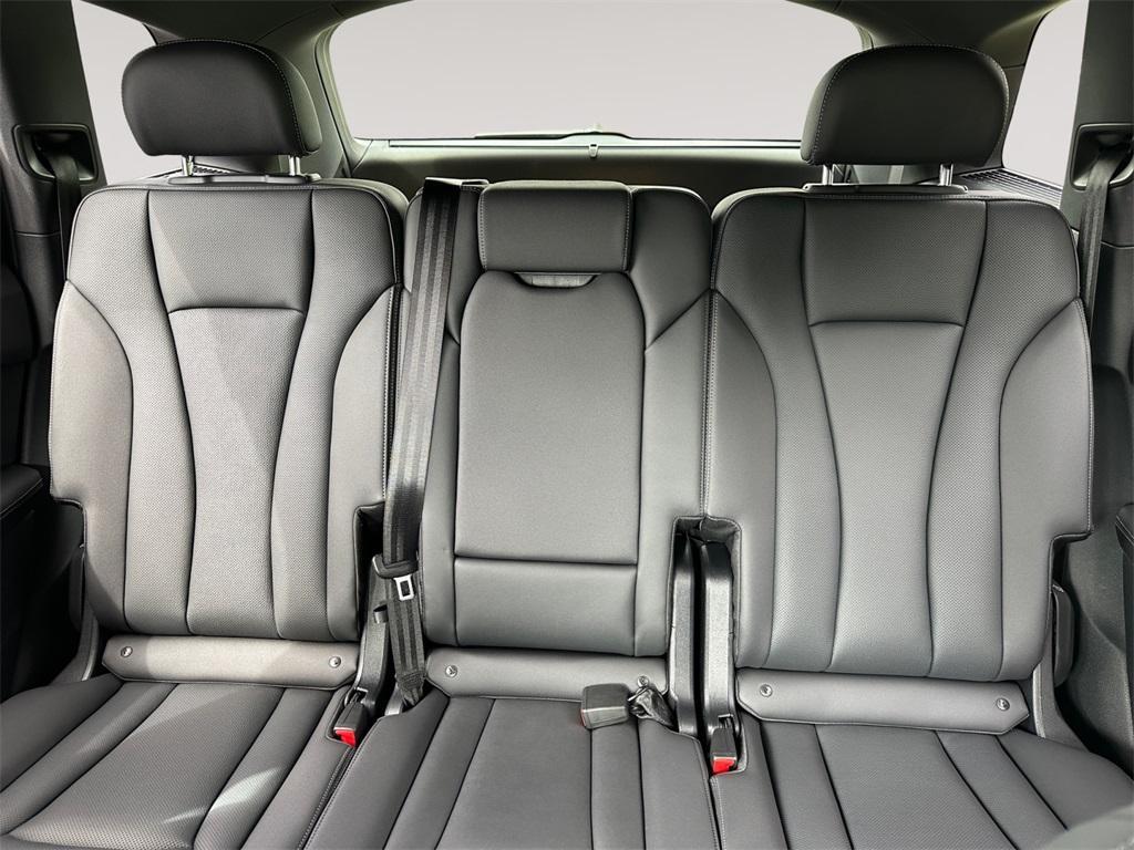new 2025 Audi Q7 car, priced at $77,580