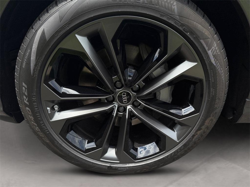 new 2025 Audi Q7 car, priced at $77,580