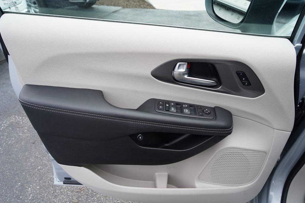 used 2023 Chrysler Pacifica Hybrid car, priced at $28,628