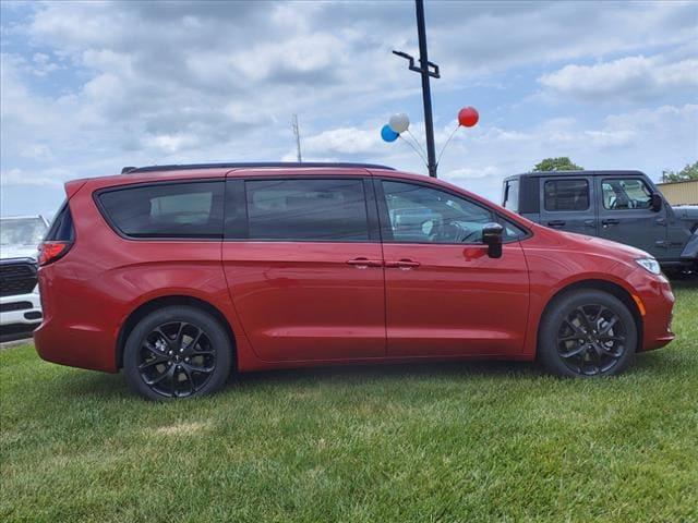 new 2024 Chrysler Pacifica car, priced at $48,189