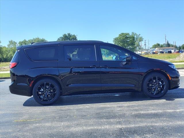 new 2024 Chrysler Pacifica car, priced at $45,748