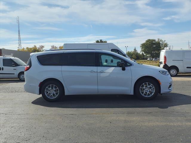 new 2024 Chrysler Pacifica car, priced at $43,360