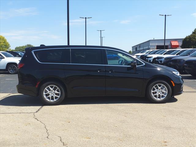 new 2024 Chrysler Pacifica car, priced at $43,360